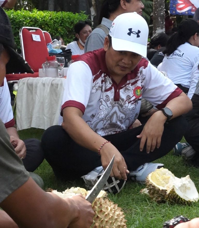 Perayaan HUT Korpri dan HUT PGRI di Jembrana Meriah, Diwarnai Makan Durian Bersama