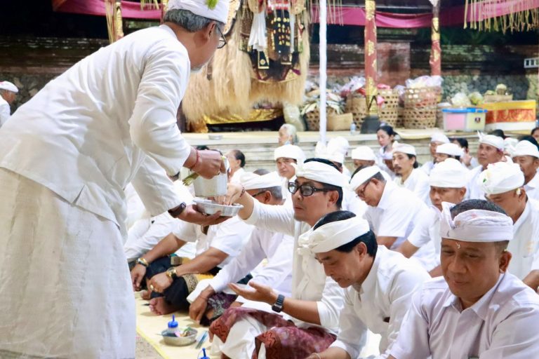 Wawali Arya Wibawa Hadiri Karya Tawur Ngusaba Desa Adat Intaran dan Nangluk Merana Kota Denpasar