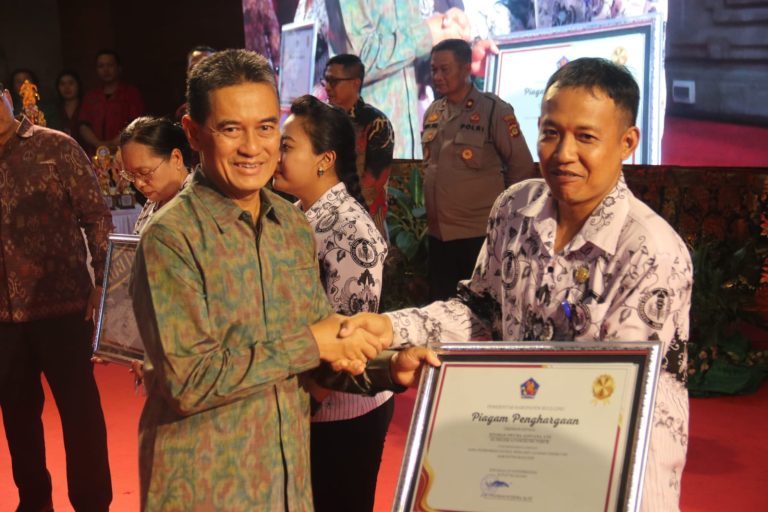 Hari Guru Nasional 2025 Di Buleleng, Bupati Sutjidra Sebut Guru Motor Transformasi Digital Pendidikan