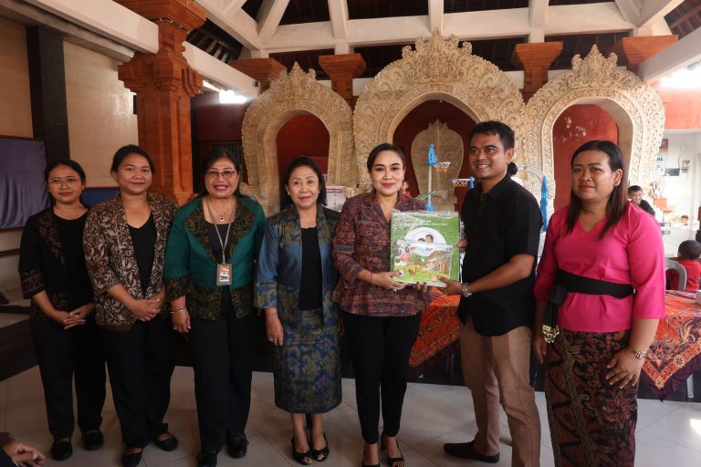 Tingkatkan Pola Asuh 1000 HPK, Pemkot Denpasar Kembali Serahkan Bantuan Alat BKB Kit Stunting