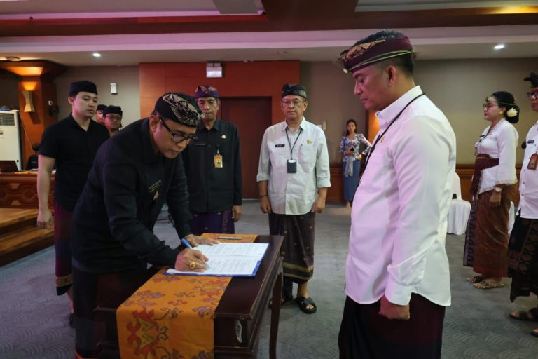 Walikota Jaya Negara Lantik 6 Pejabat Pimpinan Tinggi Pratama di Lingkungan Pemkot Denpasar