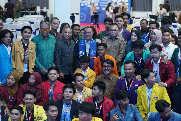 Future Leaders Camp Regional V, Mendiktisaintek Ajak Gen-Z Calon Pemimpin Bangsa untuk Berpikir Global