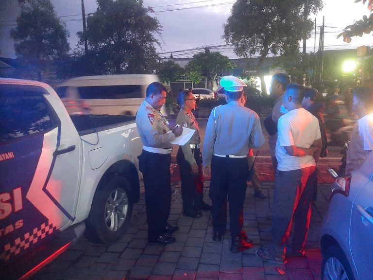 Remaja Perempuan Luka Parah Usai Ditabrak Truk Mixer di TL Tirtanadi