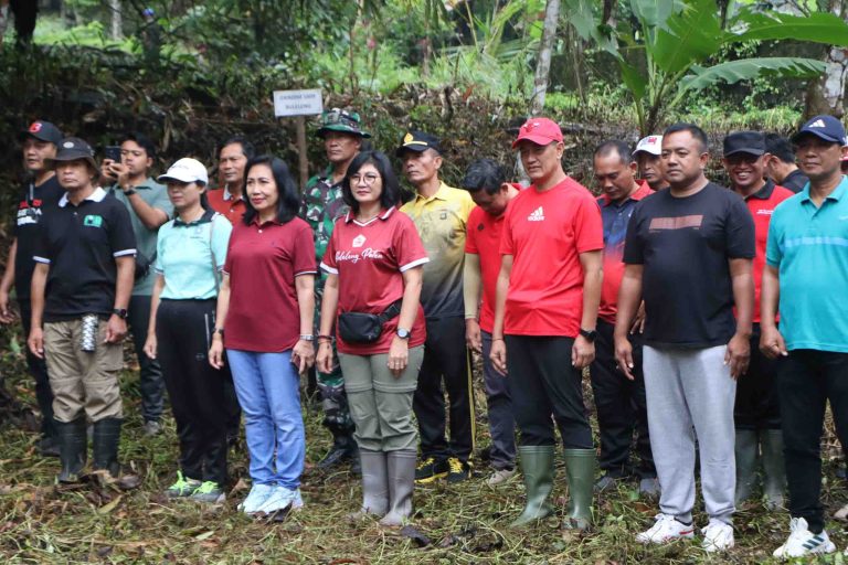Bupati Sutjidra Pimpin Penanaman Pohon, Perkuat Konservasi di Desa Ambengan