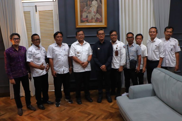 Bupati Sutjidra pastikan perbaikan jalan Tunjung-Bukti dilanjutkan Tahun 2026