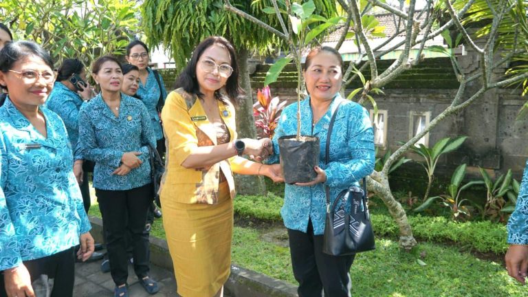 Gerakan “Hatinya PKK” Dengan Penyerahan Tanaman di Mengwi dan Abiansemal