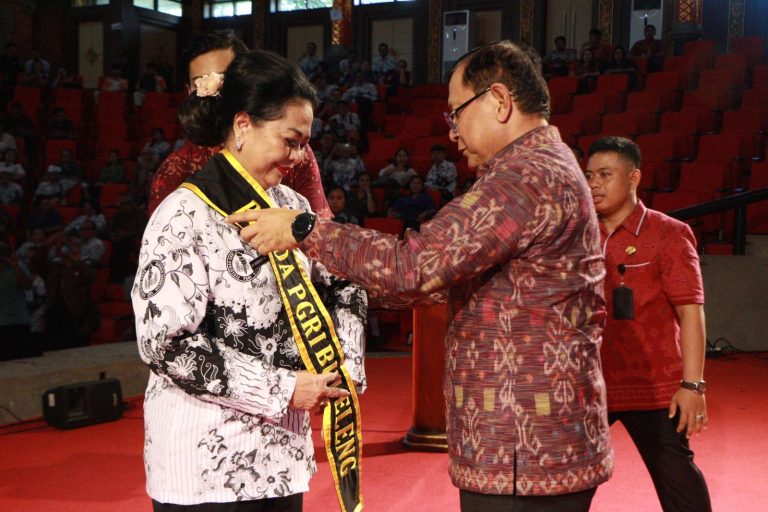 Bupati Buleleng Kukuhkan Ny. Wardhany sebagai Bunda PGRI, Ajak Guru Tingkatkan Kompetensi