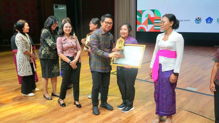 Bupati Serahkan Penghargaan Bank Sampah dan TPS3R  Wujudkan Kolaborasi, Kelola Sampah Bersama-Sama