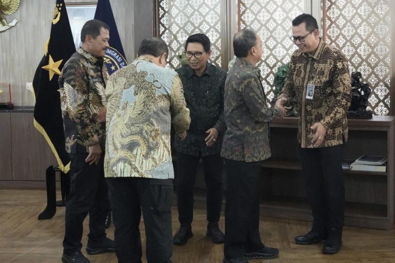Perkuat Tata Kelola Pariwisata dan Relokasi Lapas Kerobokan  Gubernur Koster dan Bupati Adi Arnawa Bertemu Menteri Imigrasi