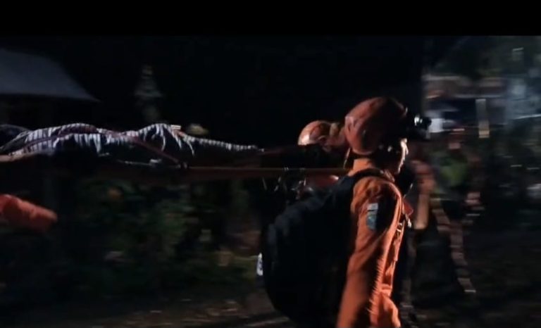 Dievakuasi, Remaja Asal Tabanan Alami Hipotermia Saat Turun dari Gunung Agung