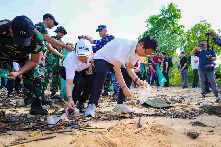 Bupati Badung Adi Arnawa Ikuti Gotong Royong Semesta Berencana Tanam Pohon dan Bersih Sampah