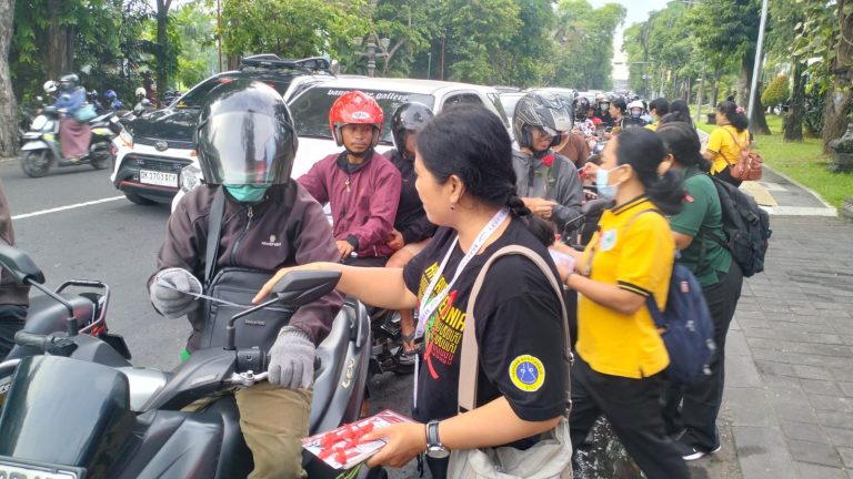 Peringatan Hari AIDS Sedunia 2025,  KPA Denpasar Serahkan Bunga dan Pita di Kawasan Catur Muka