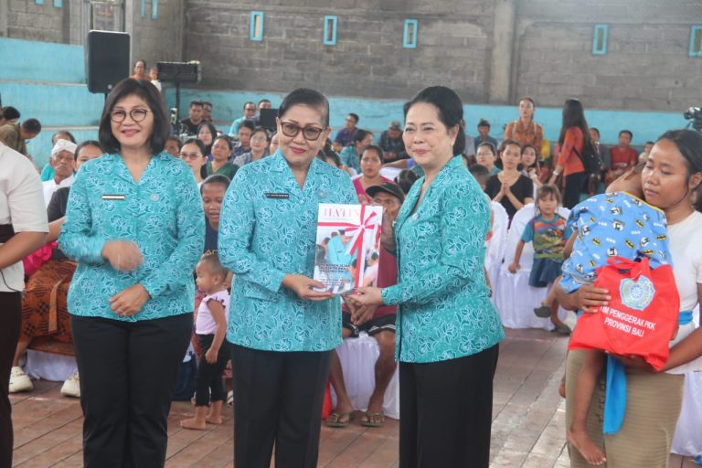 Ny. Putri Suastini Koster Pimpin TP PKK Provinsi Bali Gelar Aksi Sosial ‘Menyapa dan Berbagi’ Di Desa Petandakan