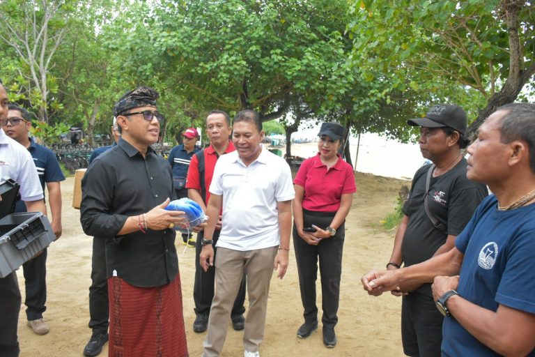 Walikota Jaya Negara Serahkan Bantuan Alat Pancing Bagi 5 KUB di Kawasan Pantai Sanur