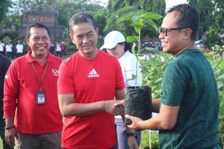 Bagikan 5.000 Lebih Bibit Cabai Dan Terong, Wabup Supriatna Sebut Optimis Bisa Tekan Inflasi