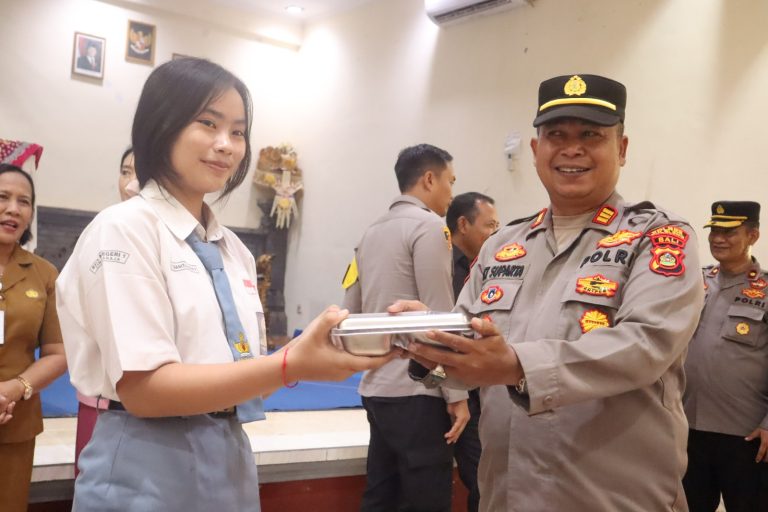 Penyerahan Simbolis Program Makan Bergizi Gratis Digelar di SMA Negeri 1 Singaraja