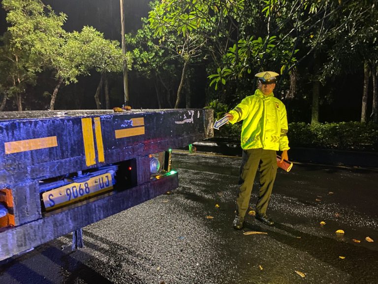 Pemotor Tabrak Pantat Truk Tronton Mogok