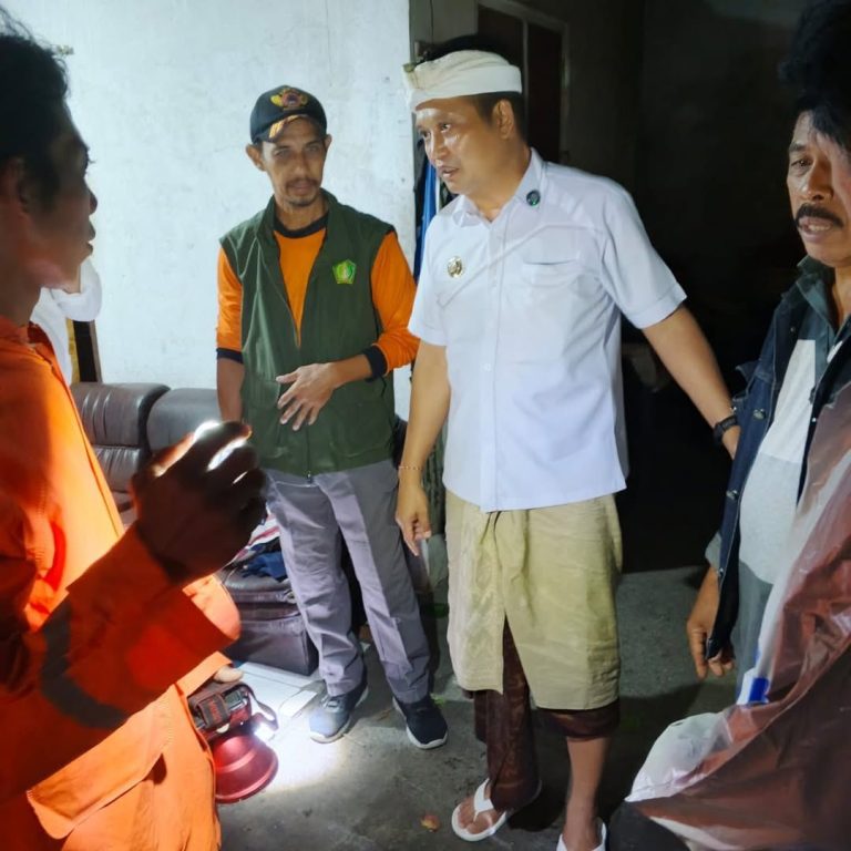 Gerak Cepat ! Bupati Kembang Langsung Turun Ke Lokasi ,Tinjau Dampak Angin Puting Beliung di Penyaringan
