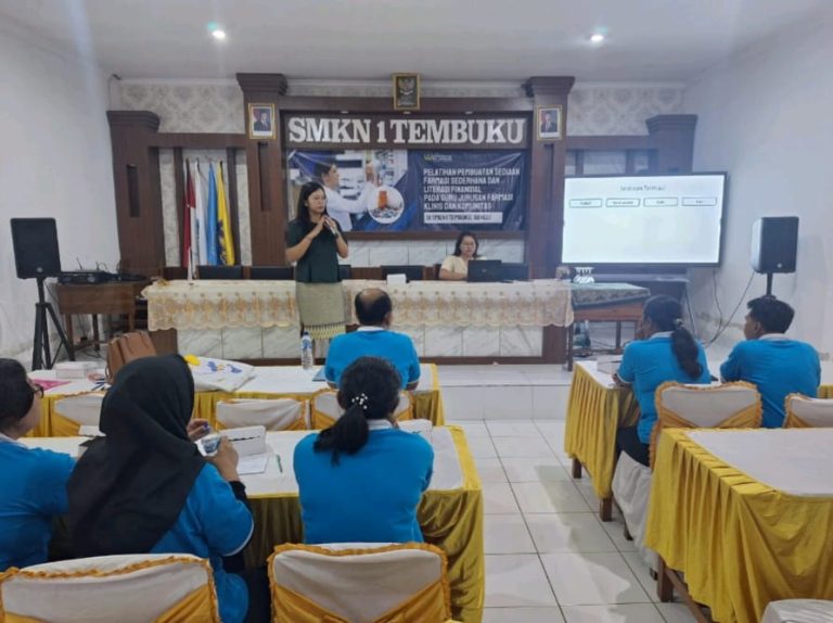Dosen FKIK Unwar Gelar Pelatihan Pembuatan Gel Kosmetik dan Literasi Finansial untuk Guru SMKN 1 Tembuku