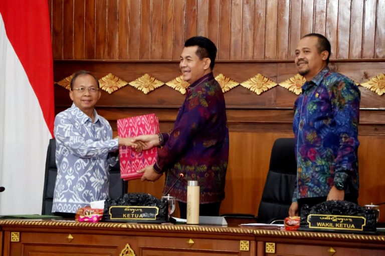 Gubernur Bali Dengarkan Pandangan Umum Fraksi-Fraksi DPRD Bali , Mayoritas Dukung Tambahan Penyertaan Modal ke BPD Bali