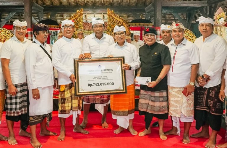 Ketua DPRD Badung Anom Gumanti Nyaksiang Karya Ngerehan di Pura Dalem Sakenan Munggu