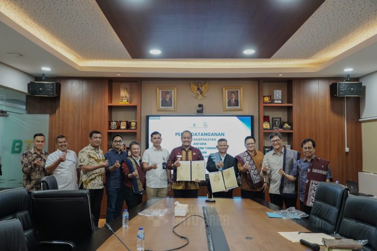 Bupati Simalungun Terima Penghargaan UHC Kategori Madya:Capaian Kepesertaan Tembus 101,67%