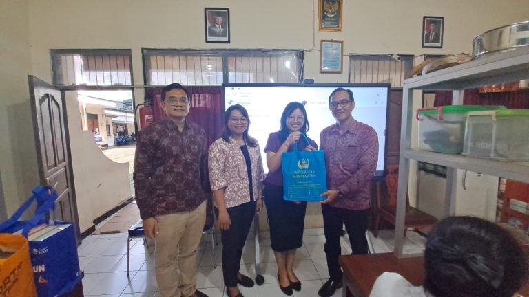 Dosen FKIK Universitas Warmadewa Gelar Pelatihan Pembuatan Sabun Cair dan Literasi Finansial di SMK Kesehatan PGRI Denpasar