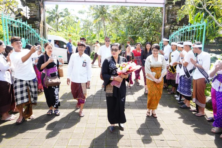 Ny. Putri Suastini Koster Berbagi Kisah Hidup, Sastra, dan Teater dalam Bincang Inspiratif di SMAN 1 Rendang