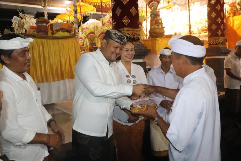 Hadiri Karya Atma Wedana di Banjar Tanggayuda, Bongkasa,  Wabup Badung Serahkan Bantuan Rp 30 Juta