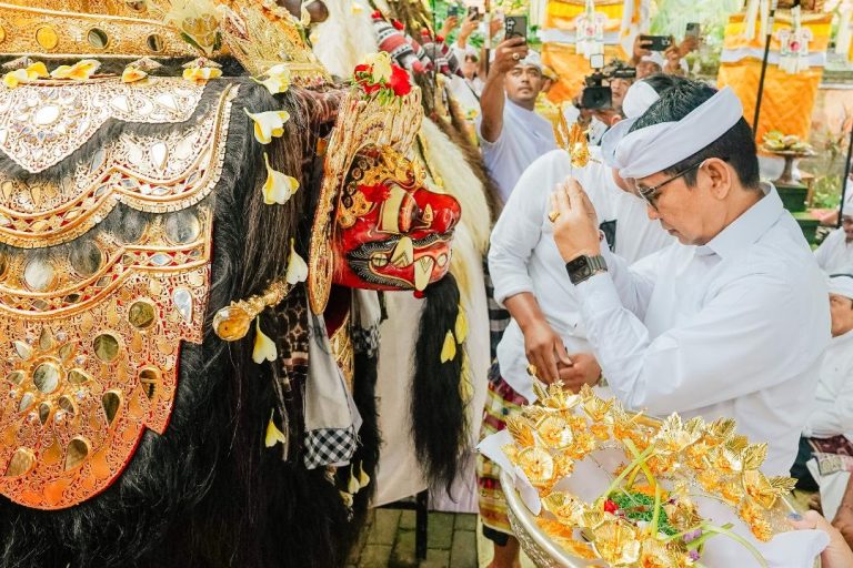 Karya Ngerehan di Pura Dalem Sakenan Munggu,  Bupati Adi Arnawa Nyumpangin Sekar Emas dan Tekankan Efektivitas Hibah