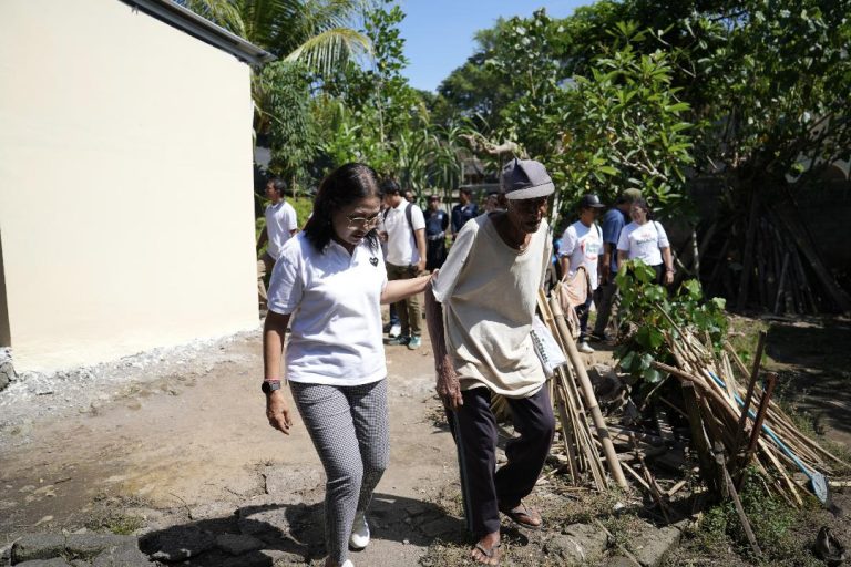 Wujudkan Sanitasi Layak,   TP. PKK Badung dan KADIN Serahkan Bantuan Toilet di Desa Tumbak Bayuh