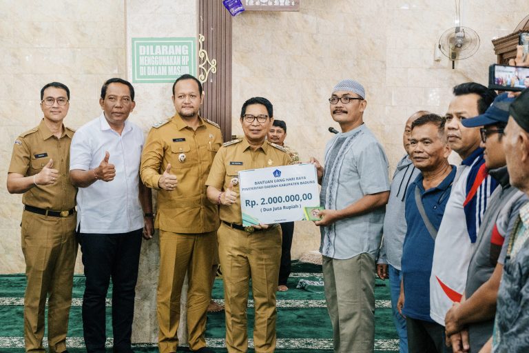 Jelang Hari Raya Idul Fitri  Bupati dan Wabup Badung Serahkan Bantuan Rp. 2 Juta/KK Untuk Umat Islam