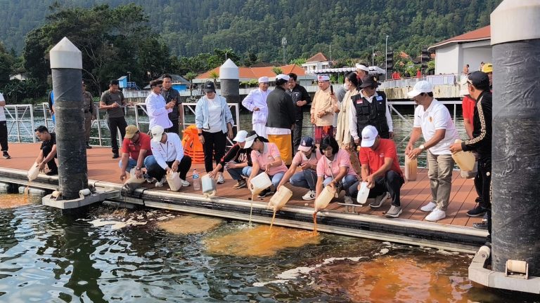 Pemkab Bangli Gelar Aksi Bersih Sampah di Danau Batur, Libatkan Lebih dari 5.000 Peserta
