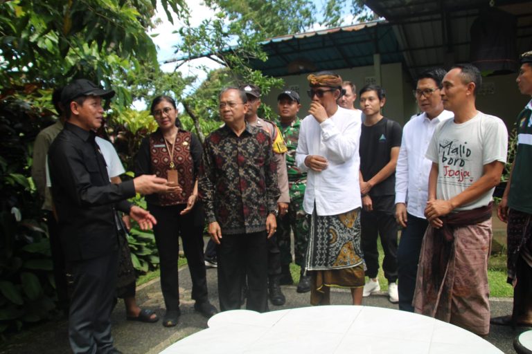 Gubernur Koster Dampingi Menteri LH Tinjau TPS3R di Badung, Minta Masyarakat Siapkan Teba Modern Tiap Rumah