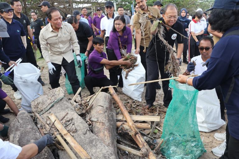 Aksi Kolektif Bali Bersih Sampah di Jimbaran, Menteri LH dan Gubernur Koster Serukan Wajib Pilah Sampah dari Sumber