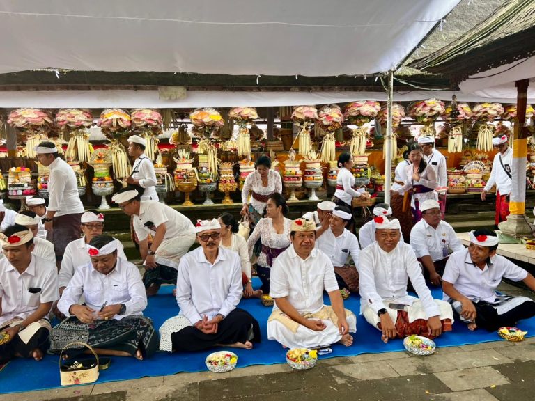 Bupati Sedana Arta Pimpin Bhakti Penganyar di Pura Gunung Raung