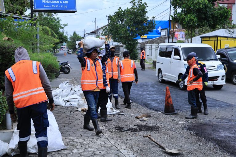 Jelang Lebaran, Pemkab Jember Percepat Perbaikan Jalan