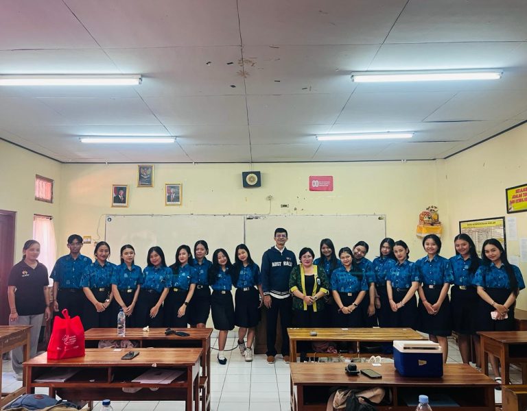 Bekal Dunia Kerja, Siswa SMK Saraswati 1 Denpasar Jalani Uji Bahasa Inggris Digital
