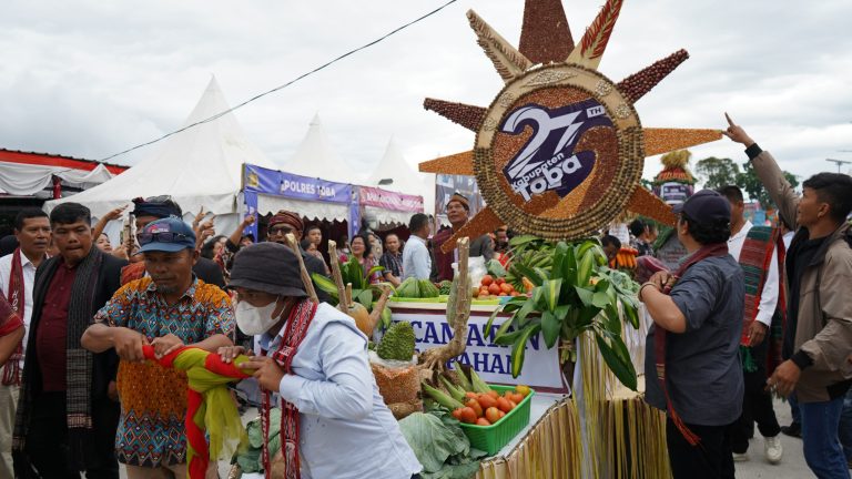 Defile Meriahkan Puncak Perayaan HUT ke-27 Kabupaten Toba di Balige