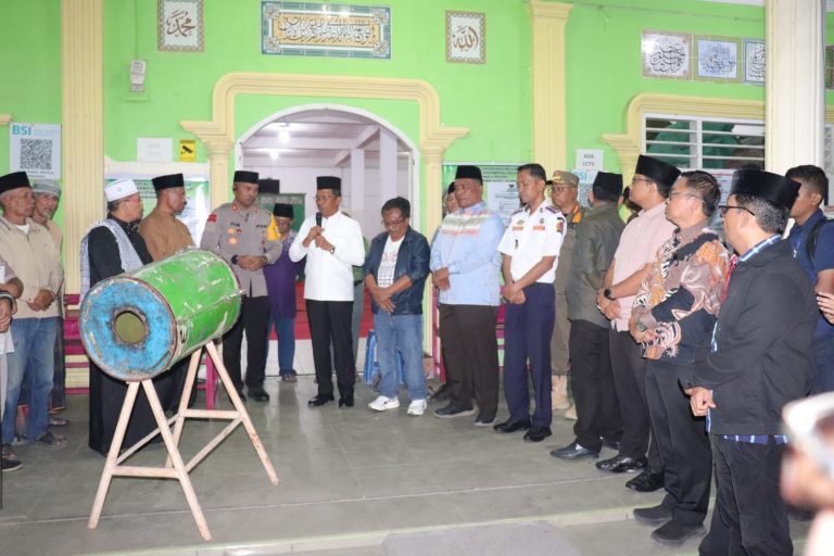Wakil Bupati Toba Pukul Bedug Menandai Dimulainya Malam Takbiran