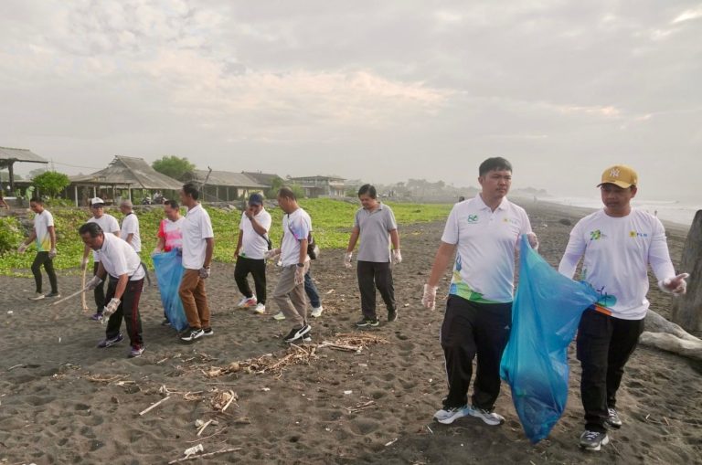 PLN UP2D Bali Gelar Aksi Bersih Pantai Lembeng, Wujud Kepedulian Lingkungan untuk Kenyamanan Masyarakat dan Pariwisata Bali