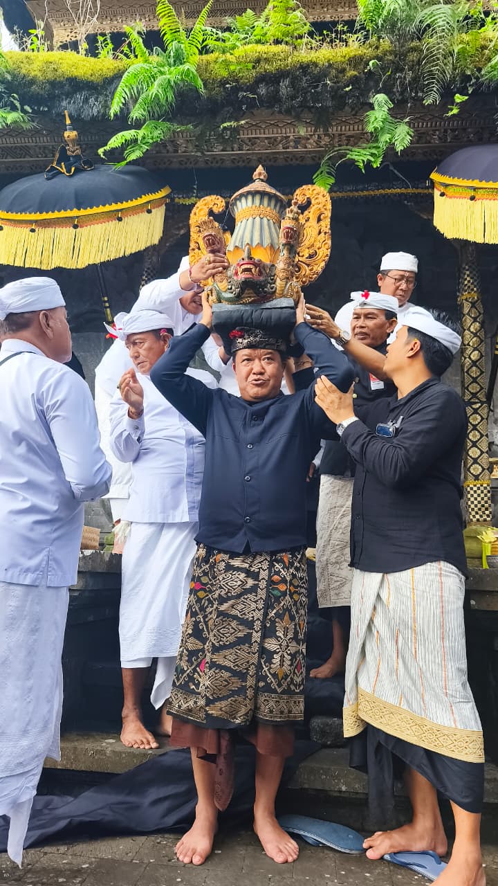 Pimpin Prosesi Nedunang Ida Bhatara Batumadeg, Bupati Sedana Arta Ngiring ke Penataran Agung Besakih
