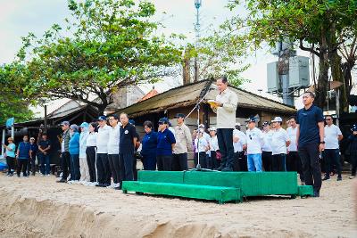Bupati Adi Arnawa Ikuti Korve Aksi Bersih Sampah di Pantai Jimbaran