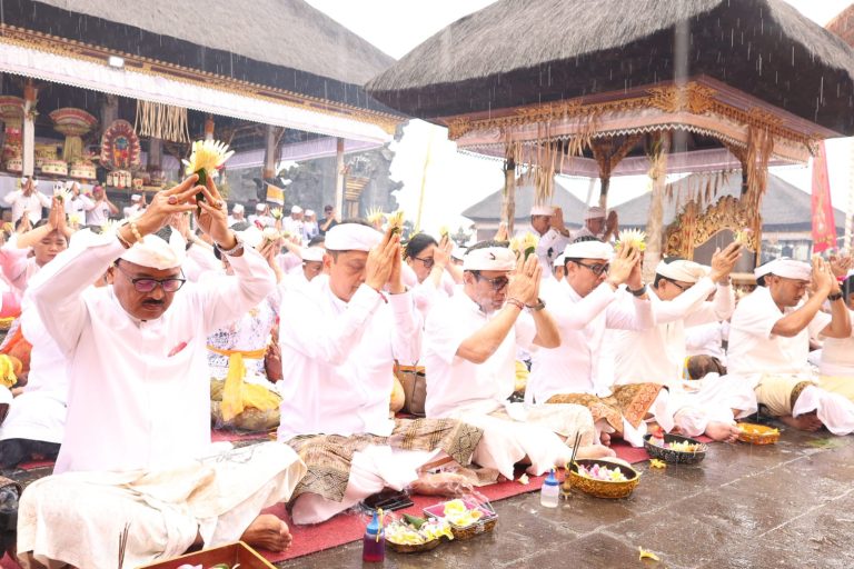 Pemkot Denpasar Ngaturang Bhakti Penganyar Ida Bhatara Turun Kabeh di Pura Agung Besakih