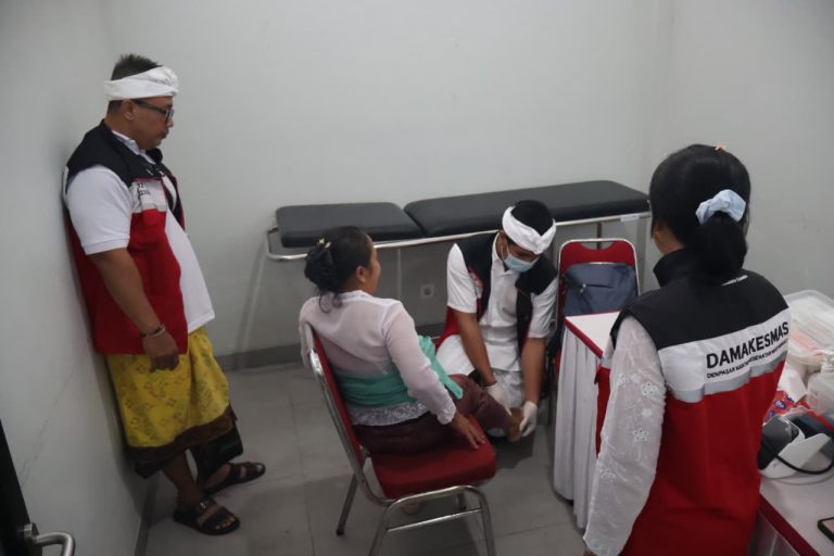 Pelayanan Pos Kesehatan 24 Jam di Kawasan Besakih Bantu Pemedek Selama Karya Ida Bhatara Turun Kabeh