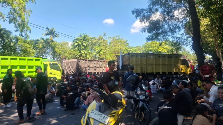 Krisis Sampah Memuncak, Niti Mandala Renon Digruduk Truck Sampah, Bukti Gubernur Bali Tuna “sense of crisis dan “sense of urgrncy”