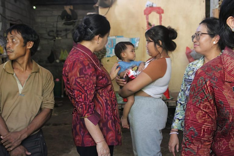 Kunjungi Balita Berisiko Stunting, Ketua Forum PUSPA Titipkan Kader Posyandu Kawal Tumbuh Kembang Bayi