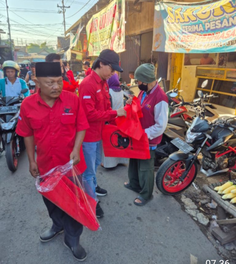 PDI Perjuangan Jember Bagikan 1.000 Tas Belanja, Respons Kenaikan Harga Plastik dan Edukasi Lingkungan