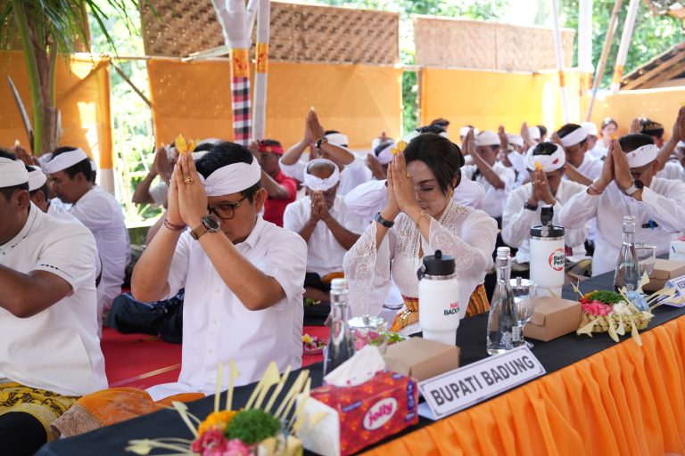 Bupati Adi Arnawa Hadiri Karya Ngenteg Linggih di Desa Adat Semana Abiansemal