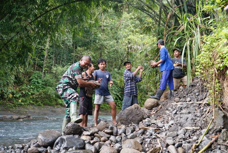Dandim Jembrana Apresiasi Aksi Warga Yeh Embang Kauh Angkut Batu demi Wujudkan Jembatan Perintis Garuda